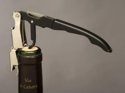 How to use corkscrew to open a bottle of wine