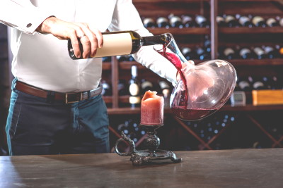 Come si decanta il vino? Il decanter, il ballon e il centellino