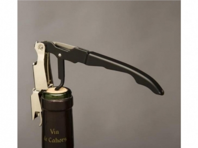 How to use corkscrew to open a bottle of wine