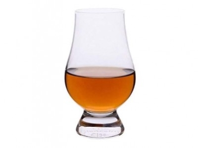 Dégustation de whisky avec les bons verres en cristal